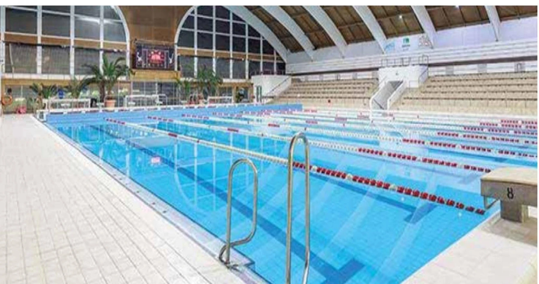 Piscina comercial equipada