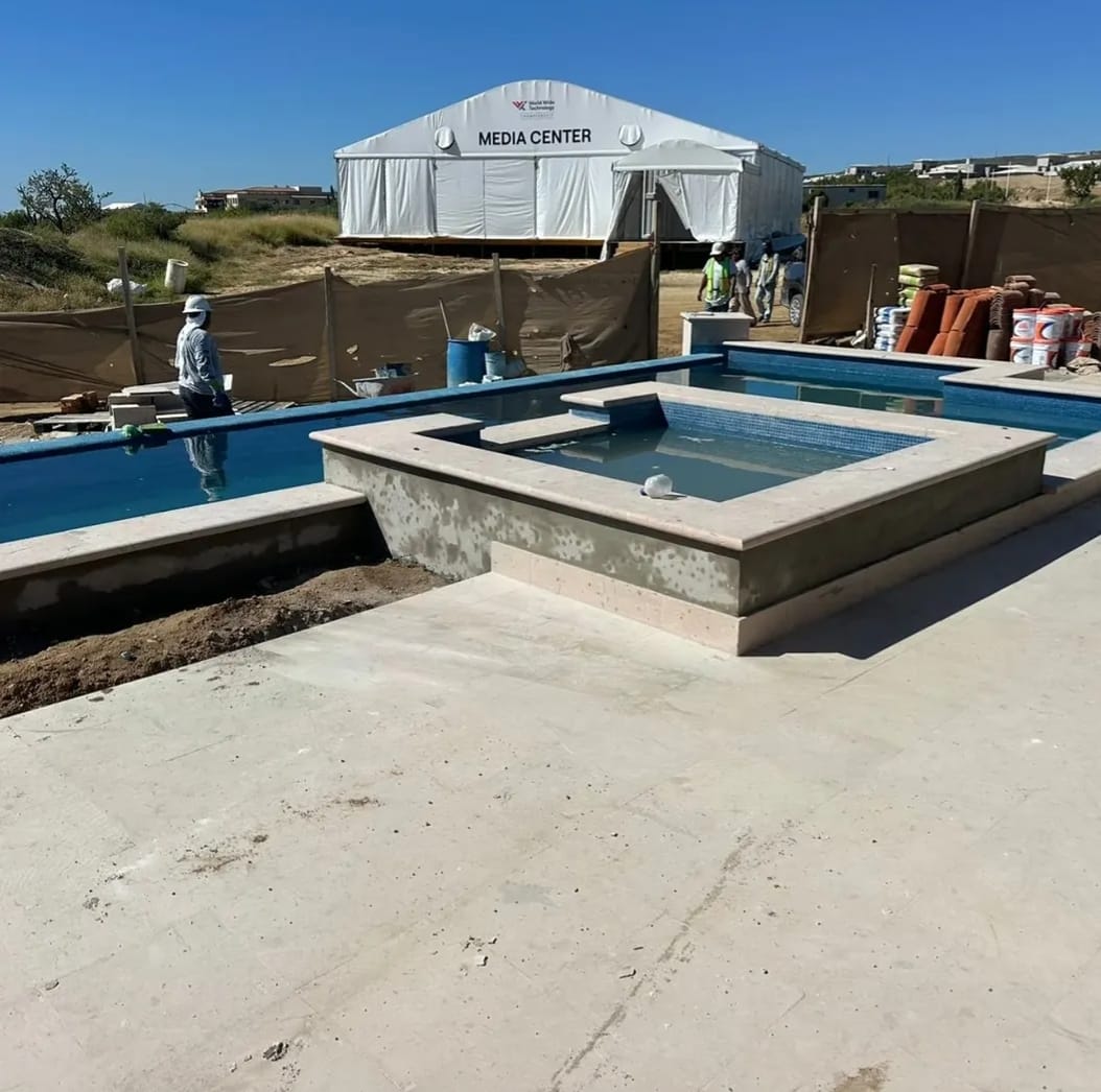Spa en construcción junto a una alberca