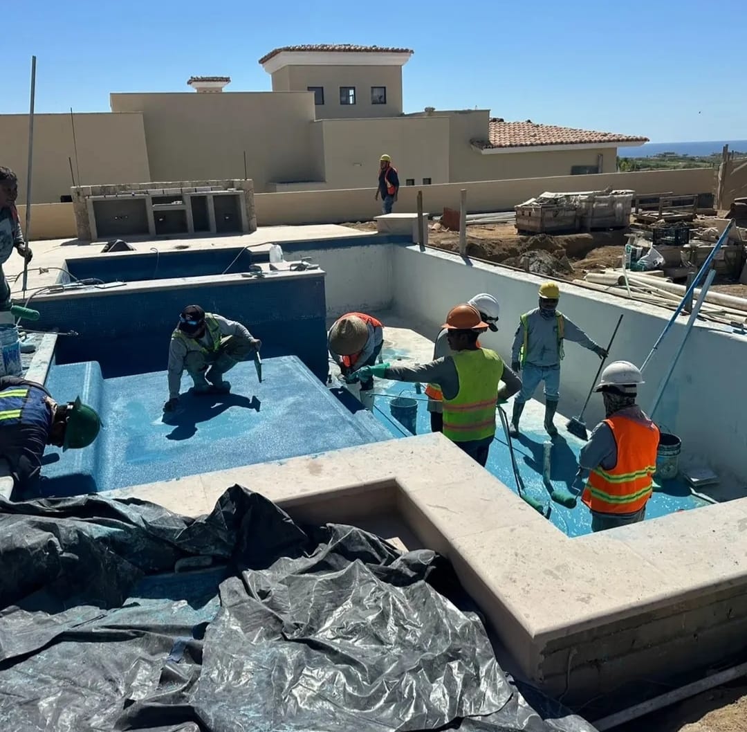 Equipo trabajando en la construcción de una alberca