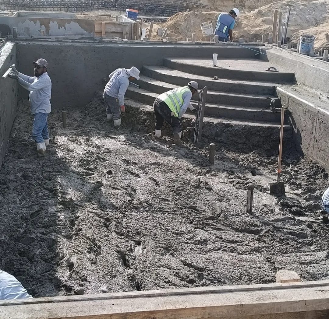 Equipo trabajando en excavación y estructura de alberca