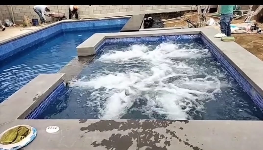 Spa y alberca con hidromasaje en funcionamiento