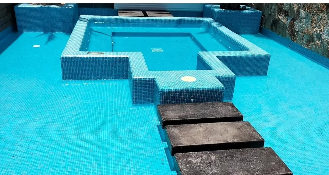 Alberca y spa de formas geométricas