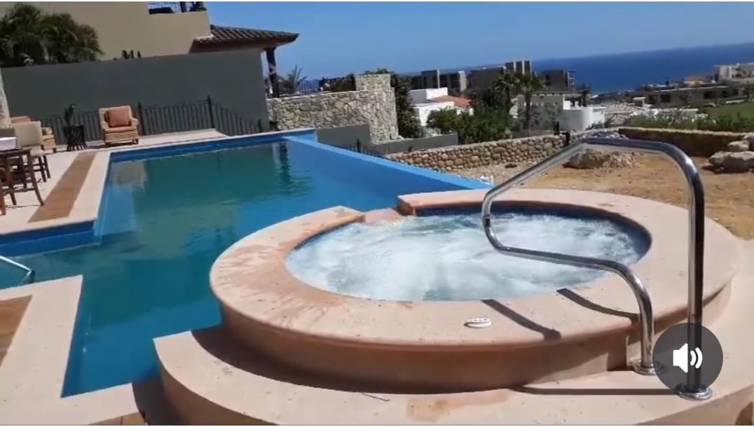 Alberca residencial con spa circular y vista abierta