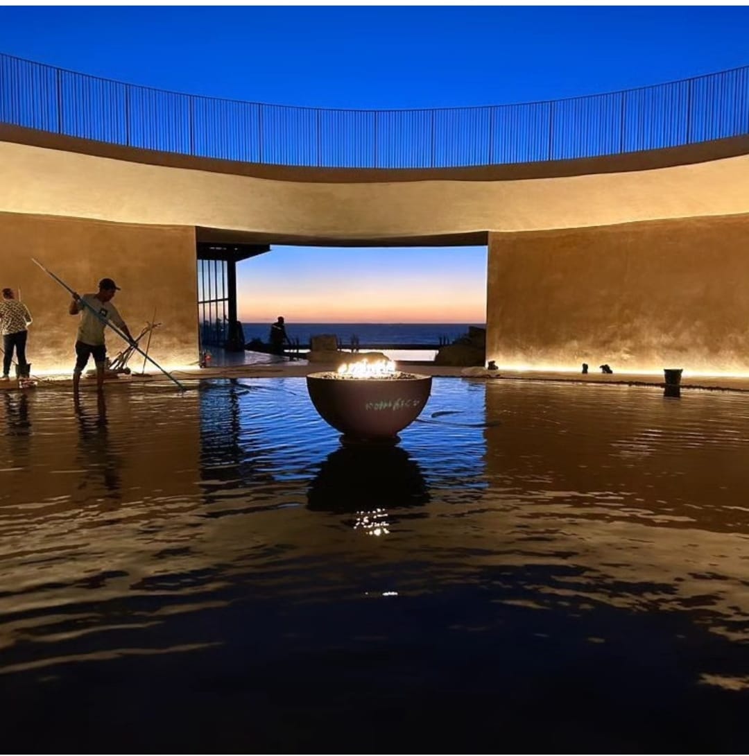 Espacio arquitectónico con agua al anochecer